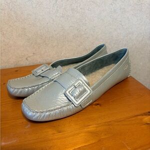 UGG Like New Women's Silver Pebble Leather Driving Shoes Loafers Size 12